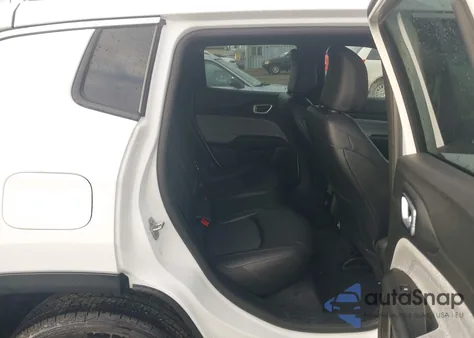 2025 Jeep Compass Latitude 4X4 z USA, uszkodzony, nr VIN 3C4NJDBN9ST617390